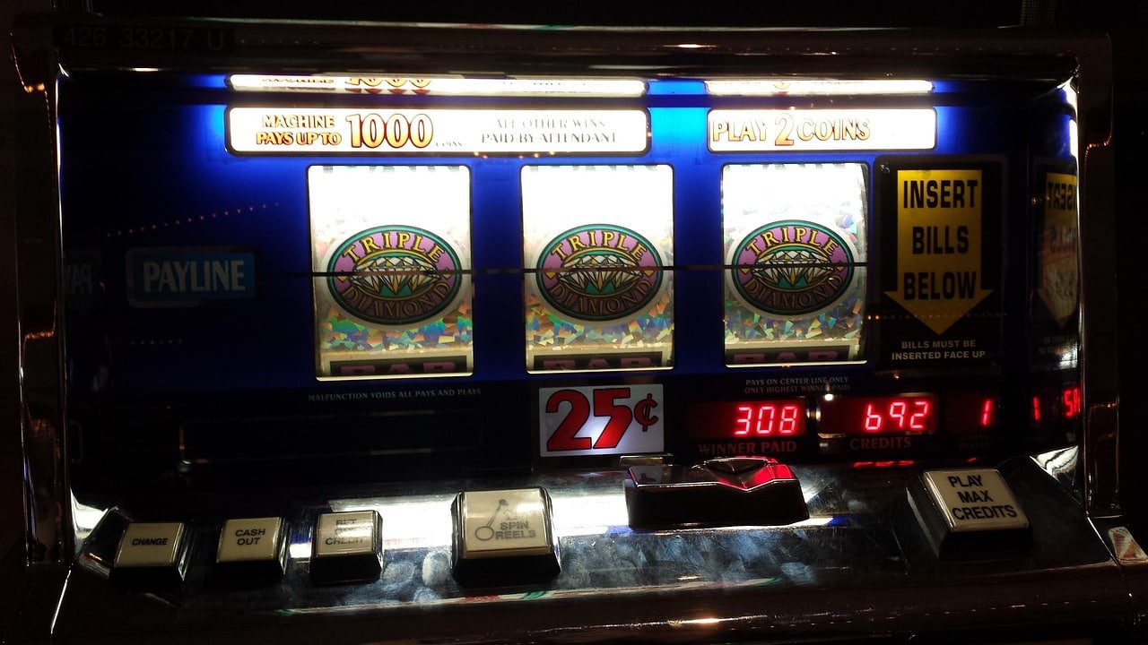 Layar tampilan aplikasi yuki585 dengan berbagai pilihan permainan sportsbook dan casino